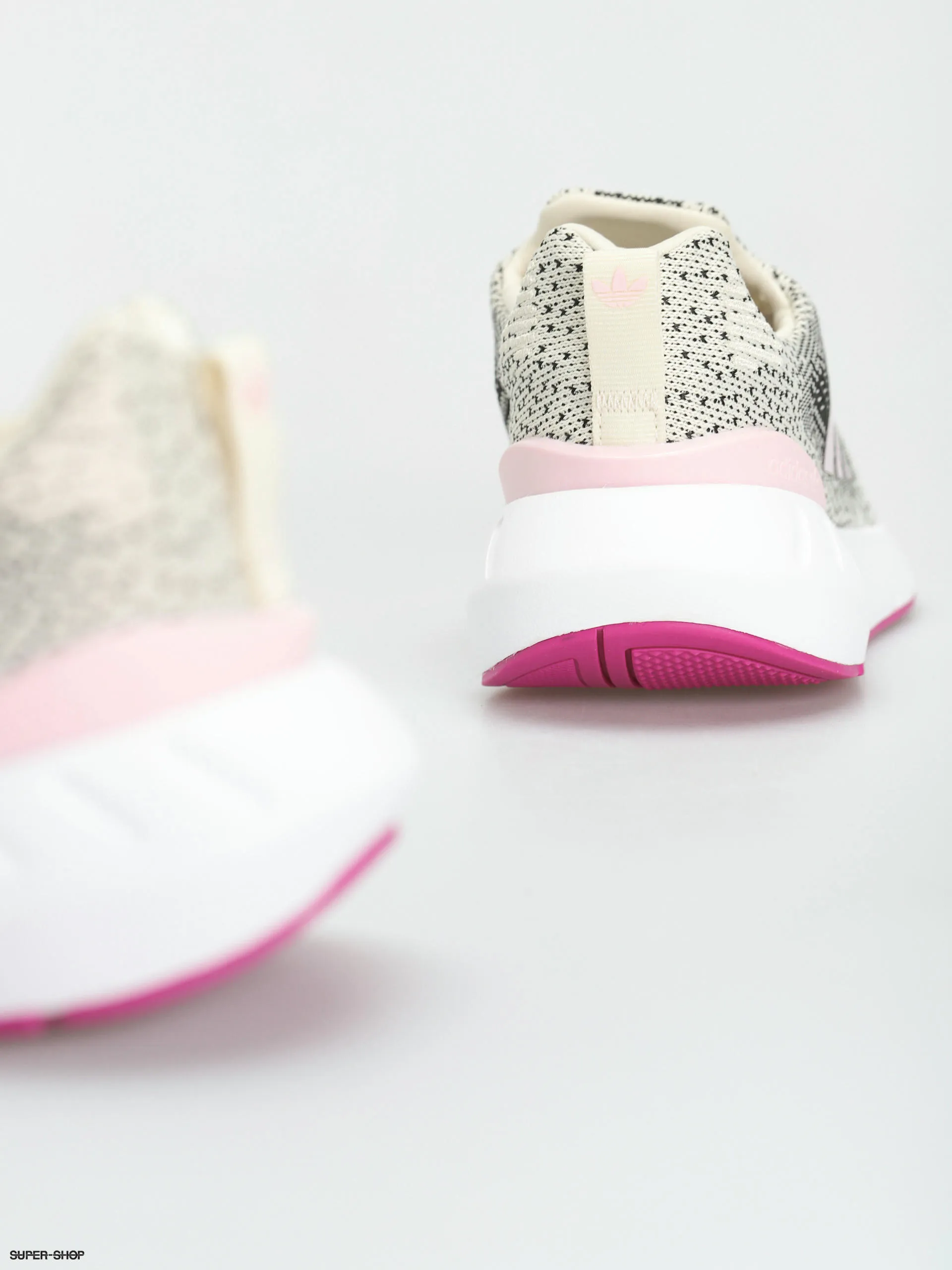 adidas Originals Swift Run 22 W Shoes Wmn (cwhite/clpink/vivpnk)